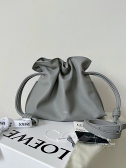 LOEWE flamenco 中号灰色 福袋，柔软皮质，大容量抽绳包