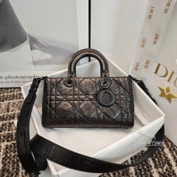 DIOR D-Sire丨皱纹皮小号D-Sire新款手袋散发着精致与高贵的气息呀~无论是精巧五金还是标志性DIOR挂饰都超精致 褶皱油蜡质感~超级甜酷！简单拎着就能透出低调奢华~散发自信和优雅的魅力啦 size：26 x 15 x 8 cm #黑金dsire #黑色油蜡皮dsire #新款lady d-sire