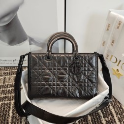 DIOR D-Sire丨皱纹皮大号D-Sire新款手袋散发着精致与高贵的气息呀~无论是精巧五金还是标志性DIOR挂饰都超精致 褶皱油蜡质感~超级甜酷！简单拎着就能透出低调奢华~散发自信和优雅的魅力啦 size：30 x 20 x 13 cm #黑金dsire #黑色油蜡皮dsire #新款lady d-sire