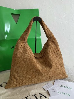 BV hop 8110 麂皮浅棕大号包，反绒双色效果