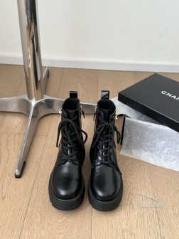 Chanel 24K新品双C短靴原版11复刻 经典中的经典无论搭配裤装还是裙装都是完美小圆头的设计很 1020