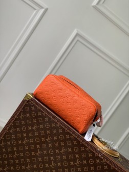 LV M82576 Dopp Kit 盥洗袋,压花橙色头层牛皮,粒面Taurillon皮革