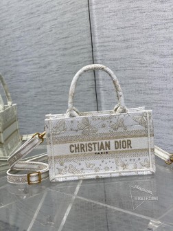 迪奥 迷你现货 Tote最新秋冬系列，终于出肩带款了，可解放双手的Tote 包，精美的蝴蝶刺绣，点缀字母标志，精湛的工艺，搭配可调节，可拆卸的肩带，大大提升了实用性，上身既高级又随性size21.5137.5cm