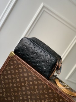 LV M82576 头层牛皮压花黑色彩用包: Dopp Kit  Taurillon 皮革 Monogram 图案【65字符】
