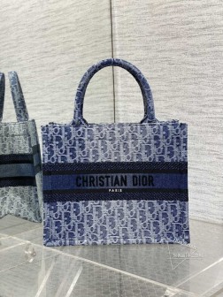 DIOR Tote丹宁系列，被种草了这个包，以不规则的石洗效果焕新演绎经典的字母图案，赋予包全新的风格，渐变效果独特又帅气，牛仔印花展现出的时尚魅力，显得既高级又有视觉冲击力，新小号尺寸既保留了小包的精致可爱，又兼具了大包的大容量，完全满足日常出行用，标志性的字母，时尚百搭又满满的复古气息size：26822cm