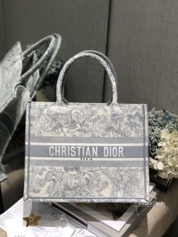 迪奥 book tote greystone 岩石灰动物系列购物袋这款有多受追捧已然无需赘述任何人都能驾驭～ 出片根本不挑人 非常适合旅行 出差 随便往那一扔就是一张大片Obique是越看越顺眼那一卦 上手连造型都不用亲自凹面料挺阔耐脏耐磨 ～ 完美一百分都是形容它没有任何缺点每个拿到手的仙女都会知道这是买得最明智的一只 什么都能装进去 衣服 化妆品 帽子 甚至猫猫狗狗 必败就对了 minisize ： 36cmbook tote ：0#