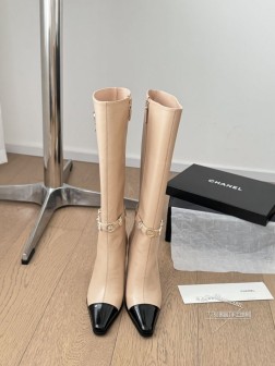 Chanel 24B秋冬新款靴!这双最新款的靴子太好看啦 最上面筒靴旁边的小logo给整体增加了小细 1429