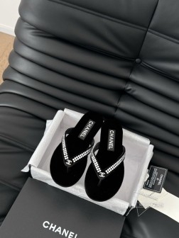 Chanel 25C新品夹脚人字拖鞋!这一系列这真的是绝了 怎么会这么美!夏天真的是无敌搭配可盐可甜 1009