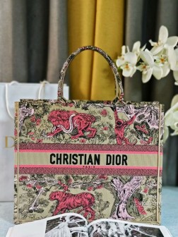 迪奥 2024新颜色 杏红虎动物园 这款 Book Tote 手袋由 Dior 女装创意总监玛丽亚·嘉茜娅·蔻丽 (Maria Grazia Chiuri) 设计，是体现 Dior 美学的主打产品。通体饰以杏色和红色 Reverse 茹伊印花刺绣，全新演绎经典图案，突显反色效果，可收纳各种日常用品。大号款式，正面饰以 Christian Dior Paris 标志，彰显 Dior 的精湛工艺，可手提或肩背。正面饰以 Christian Dior Paris 标志内含防尘袋尺寸42X35X18厘米