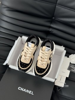 Chanel 25C新款熊猫运动休闲鞋百搭小白鞋 款式搭配不会出错撞色搭配活力满满啊 侧面压印log 162