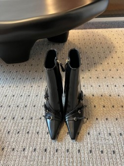 独家高版 miumi 缪缪 24ss小猫跟尖头短靴俏皮可爱性感聚集一身 小猫跟的设计太友好了 裸 716