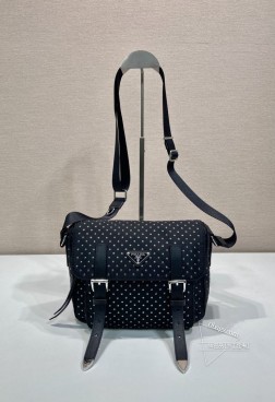 Prada普拉达 1BD382 铆钉邮差包 再生尼龙单肩包 复刻