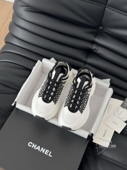 Chanel 25C新款熊猫运动休闲鞋百搭小白鞋 款式搭配不会出错撞色搭配活力满满啊 侧面压印log 210