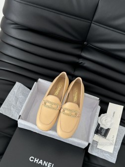 Chanel 25C新款乐福鞋这一季的乐福鞋很中规中矩复古帅气还随性黑金两个颜色 都值得入搭配完全无 773