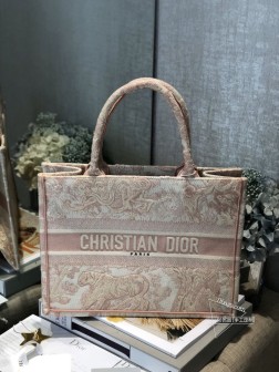 DIOR book tote 粉色丛林这款有多受追捧已然无需赘述任何人都能驾驭～ 出片根本不挑人 非常适合旅行 出差 随便往那一扔就是一张大片Obique是越看越顺眼那一卦 上手连造型都不用亲自凹面料挺阔耐脏耐磨 ～ 完美一百分都是形容它没有任何缺点每个拿到手的仙女都会知道这是买得最明智的一只 什么都能装进去 衣服 化妆品 帽子 甚至猫猫狗狗 必败就对了 minisize ： 36cmbook tote ：0 #