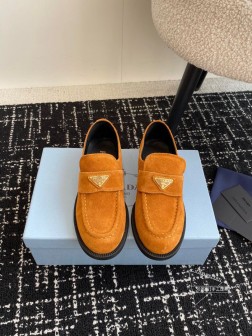 P家24秋冬麂皮乐福鞋新品这个美拉德色系 真心太秋冬了吧小牛丝光反绒麂皮材质,质感顶顶好,关键这个巧 358