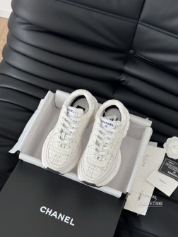 Chanel 25C新款熊猫运动休闲鞋百搭小白鞋 款式搭配不会出错撞色搭配活力满满啊 侧面压印log 163