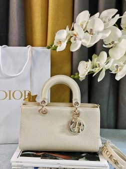 DIOR 新款小号米黄色 这款 Lady D-Sire 手袋是二零二四春夏成衣系列新品，从 Lady Dior 手袋经典的优雅气质汲取灵感。融入休闲风格重新诠释，打造都市造型，轻盈的米黄色粒面牛皮革触感柔软、经久耐用。小号款式，饰以浅金色饰面金属 D.I.O.R. 吊饰，为精美的轮廓增添一分灵动。搭配可拆卸的皮革细肩带，可手提或肩背。可拆卸、可调节的细肩带内部插袋内部拉链口袋可随心搭配其他 Dior 刺绣肩带内含防尘袋尺寸26X15X8厘米