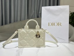 DIOR 迷你 Book Tote 手袋奶白色牛皮革超大藤格纹 (21.5 x 13 x 7.5 cm)编号 S5573OWHP_M030这款 Dior Book Tote 手袋是 Christian Dor 创意总监玛丽亚·嘉茜娅·蔻丽 (Maria Grazia Chiuri) 的经典原创设计。采用奶白色牛皮革精心制作，饰以经典的超大藤格纹缉面线，搭配浅金色饰面金属 D.I.O. 吊饰，点缀一个顶部手柄。迷你款式，彰显 Dir 的精湛工艺，搭配可调节和可拆卸肩带，可手提、肩背或斜挎。正面 D