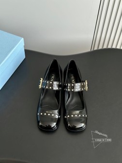 Prad25早春新款雕花漆皮玛丽珍粗跟单鞋这款时尚的高跟鞋采用漆面皮革制成,饰以穿孔装饰,对比鲜明的 721