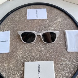 最新款MM006 系列 新款板材太阳镜，融合意大利板材材质与经典方形镜框，彰显品牌平衡的设计风范。左侧镜腿侧边饰有Maison Margiela马吉拉品牌标识，左镜腿末端内侧点缀Maison Margiela马吉拉数字标识，演绎醒目品牌基因，点睛整体造型。 正面 151.9mm, 镜脚 143.7mm 宽度 52.5mm, 高度 41.8mm 鼻梁 23mm秘特殊渠道货源秘㊣配图片最新白色独家全套包装(礼品袋+发票+外盒+内盒+眼镜布+磨砂镜腿袋)