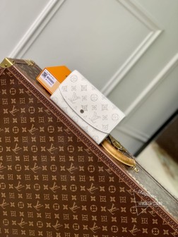 LV M11746 Iris 钱夹 小牛皮镂空 Monogram 图案