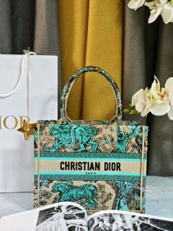 迪奥 2024新颜色 杏绿虎动物园 这款 Book Tote 手袋由 Dior 女装创意总监玛丽亚·嘉茜娅·蔻丽 (Maria Grazia Chiuri) 设计，是体现 Dior 美学的主打产品。通体饰以杏色和绿色 Reverse 茹伊印花刺绣，全新演绎经典图案，突显反色效果，可收纳各种日常用品。小号款式，正面饰以 Christian Dior Paris 标志，彰显 Dior 的精湛工艺，可手提或肩背。正面饰以 Christian Dior Paris 标志内含防尘袋尺寸26.5X21X14