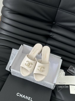 Chanel 25C新款双C拖鞋!这一季的蜜儿拖上脚太好看了上脚巨显细长 灰常滴高级!鞋面羊皮 内里 815