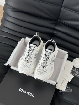 Chanel 25C新款熊猫运动休闲鞋百搭小白鞋 款式搭配不会出错撞色搭配活力满满啊 侧面压印log 187