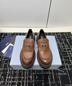 代购级Prad普拉达 24ss 秋冬 厚底三角标乐福鞋 时尚厚底休闲乐福鞋 独到味道,人人都爱也轻松 350
