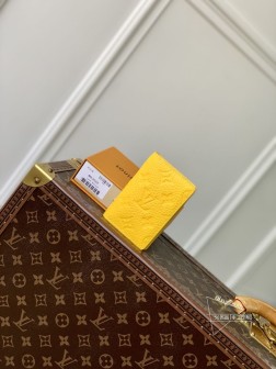 LV M83069 口袋钱夹 Taurillon 皮革 黄色,浮现 LV 字母与 Monogram 花卉
