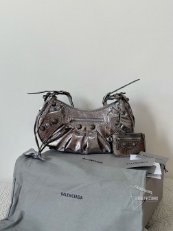 Balenciaga Le Cagole S32cm 半月包 油蜡皮 银灰色 机车包