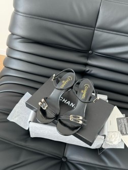 Chanel Vintage中古系列大标凉鞋简约而不简单的款,上脚特别显脚细。鞋面定制面,内里垫脚羊 506