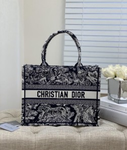 迪奥 book tote新版深蓝老虎纹 茹伊印花这款有多受追捧已然无需赘述任何人都能驾驭～ 出片根本不挑人 非常适合旅行 出差 随便往那一扔就是一张大片Obique是越看越顺眼那一卦 上手连造型都不用亲自凹面料挺阔耐脏耐磨 ～ 完美一百分都是形容它没有任何缺点每个拿到手的仙女都会知道这是买得最明智的一只 什么都能装进去 衣服 化妆品 帽子 甚至猫猫狗狗 必败就对了 minisize ： 36cmbook tote ：0 #
