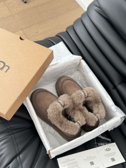 顶级版本 UGG雪地靴每年秋冬必备的单品 鞋面羊皮皮毛一体绒面羊毛 内里全真羊毛 原版大底!Size 897