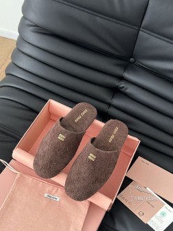 代购级别 Miumiu谬谬半拖原版购入开发 材料细节均与原版一致鞋面麂皮 内里羊皮 原版TPU大底S 1372