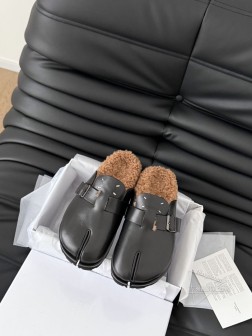 MM6 马吉拉新款羊羔毛博肯拖博肯鞋型真的必要入~MM6马吉拉包头博肯拖鞋新增了很多随意的慵懒的风格 1109