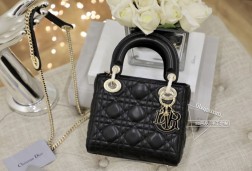 迪奥 lady mini黑色珐琅扣小羊皮这款Lady 手袋集中体现了对典雅和美丽的深刻洞见。采用羊皮革精心制作，以藤格纹缉面线打造醒目的绗缝细节，高雅经典的设计经久不衰。饰以标志性的同色调珐琅吊饰，为精美的轮廓增添一分灵动。迷你款式，搭配可拆卸的链条肩带，是理想的晚装配饰。·内部拉链口袋·可手提、肩背或斜挎·可随心搭配其他刺绣肩带·尺寸：17x15x7厘米·内含防尘袋# 7