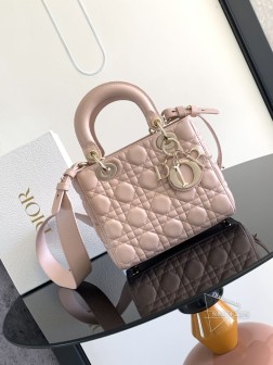 DIOR 这款 Lady Dior Dior 手袋集中体现了 Dior 对优雅和美丽的深刻洞见。采用黑色羊皮革精心制作，以藤格纹缉面线打造醒目的绗缝细节，时髦典雅的设计经久不衰。缀有浅金色饰面金属 D.I.O.R. 吊饰，彰显优雅气质。小号款式，设计别致，肩带可饰以徽章彰显个性，可手提或斜挎。可调节的宽肩带包含三枚徽章，可打造个性造型。总共可搭配六枚徽章装饰。内部拉链口袋可随心搭配其他 Dior 刺绣肩带内含防尘袋意大利制造尺寸：20 x 17 x 8 厘米（长 x 高 x 宽）型号M