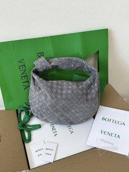 BV jodie 打结包teen小号麂皮灰 原谅我的后知后觉啊jodie要背大尺寸才足够慵懒啊老钱风愈演愈烈，大包才是王道！这只一定是vintage 复古风的天花板中号是teencm，大号是small47cm我的个老天，配西装好看到要命包身软趴趴很舒服，就像背了张小披肩而且是小羊皮，重量直接减半不像别的大包那样又重又硌得慌BV的老粉们，一定要收了这只！！强推啊！teen：×21×13cm65m