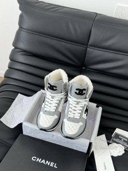 Chanel 24K早秋新款菱格熊猫板鞋!香奈儿的新款熊猫板鞋就是香~米黑搭配也是经典色泽,让整体颜 1302