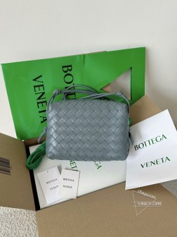 BV loop编织小方包 小号 灰色呢材质