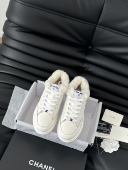 Chanel 24B新款熊猫拼色休闲鞋这款百搭的板鞋 看似平平无奇上脚后属实好搭 酷毙了后跟拼起来是 1213