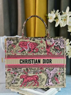 DIOR 2024新颜色 杏红虎动物园 这款 Book Tote 手袋由 Dior 女装创意总监玛丽亚·嘉茜娅·蔻丽 (Maria Grazia Chiuri) 设计，是体现 Dior 美学的主打产品。通体饰以杏色和红色 Reverse 茹伊印花刺绣，全新演绎经典图案，突显反色效果，可收纳各种日常用品。大号款式，正面饰以 Christian Dior Paris 标志，彰显 Dior 的精湛工艺，可手提或肩背。正面饰以 Christian Dior Paris 标志内含防尘袋尺寸42X35X18