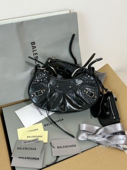Balenciaga XScm Le Cagole 黑银油蜡皮半月包饺子包机车包