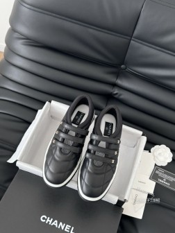 Chanel 25C新款熊猫运动休闲鞋百搭小白鞋 款式搭配不会出错撞色搭配活力满满啊 侧面压印log 134