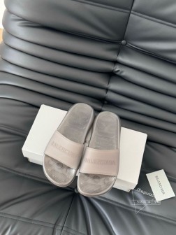 BALENCIAGE 巴黎世家拖鞋相信我,一定是一双可以让你整个夏天焊死脚上的沙滩拖鞋宽体的鞋型,显 462