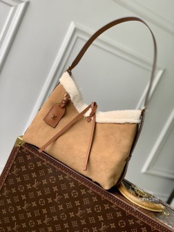 LV M11843 CarryAll 小号手袋 Monogram 穿孔绒面皮革 羊毛皮饰边