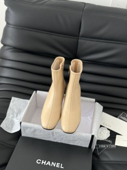 Chanel 经典新款弹力靴系列!皮料质感超好,上脚秀气~鞋面小牛皮,内里羊皮,原版大底!Size3 1423