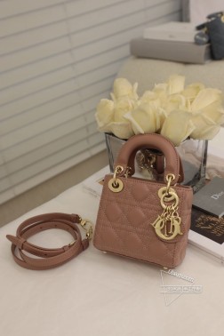 DIOR 超mini lady戴妃包 粉色系列这款超迷你Lady 手袋体现了品牌对精致和美丽的深刻洞见。采用黑色羊皮革精心制作，饰以藤格纹缉面线，标志性版型搭配金属吊饰提升格调。迷你造型，可收纳各种小件随身物品，是晚装造型的理想良伴。·1个内部隔层·尺寸：12x10x5厘米·可收纳AirPods Pro、唇膏和钥匙# 